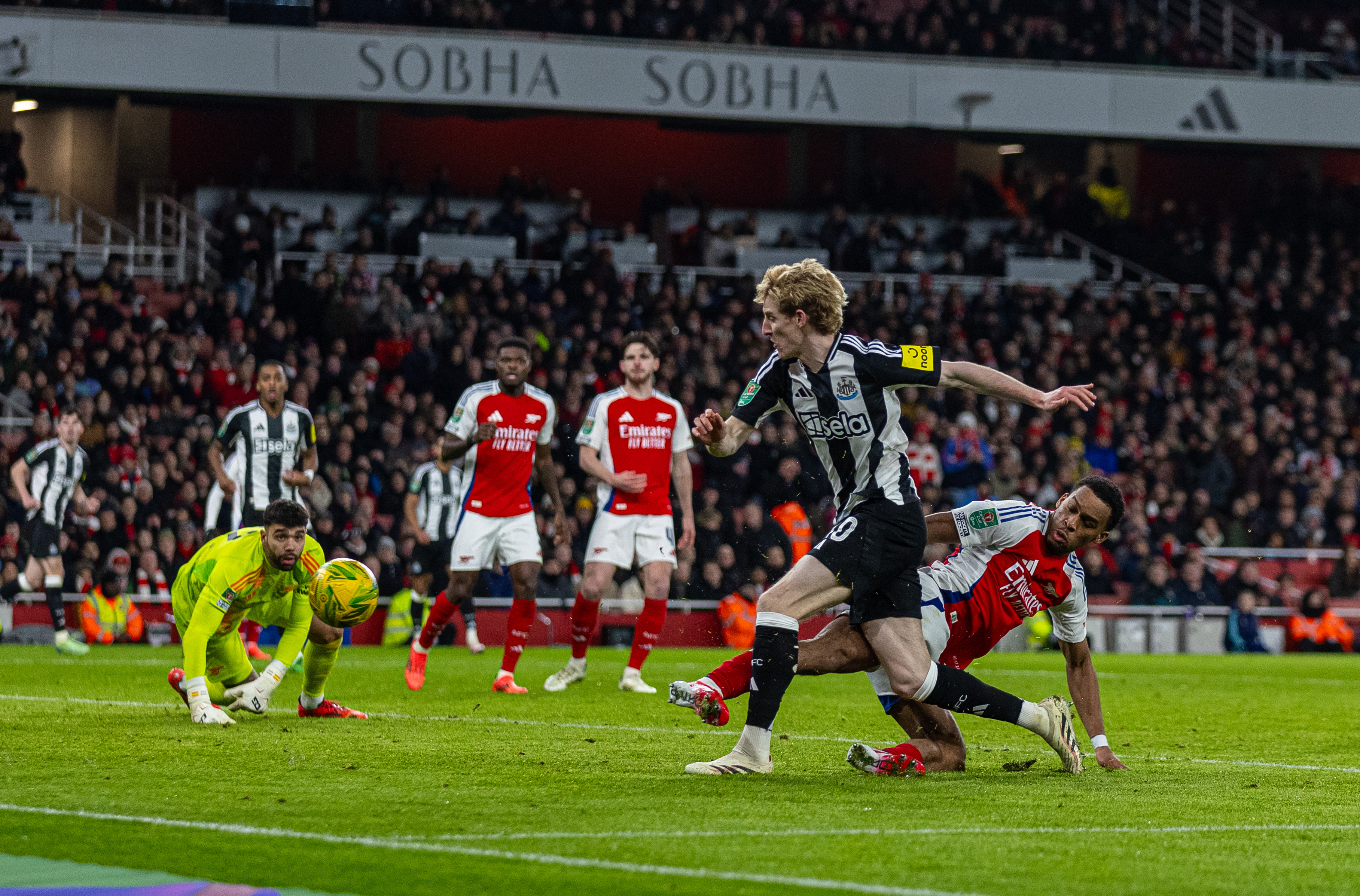 包含欧联加时末段走向成谜，阿森纳伤情更新，话题不断，轮换策略成焦点的词条